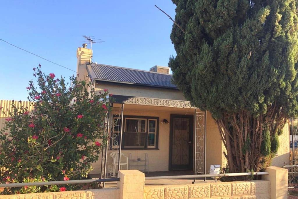 Modern Charming Miners' Cottage +Free Internet Broken Hill Kültér fotó